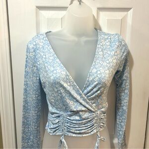 NoBoundaries Junior's Ruched Tie Front Vneck L/S Fitted Blue White Floral